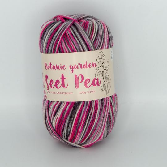 「PLUS WOOL（プラスウール）」ボタニックガーデンシリーズのソックヤーン。スイートピー（Sweet Pea）をイメージした、ビビッドピンク、ローズピンク、グレー、ホワイトのマルチカラー段染め（グラデーション）毛糸玉。