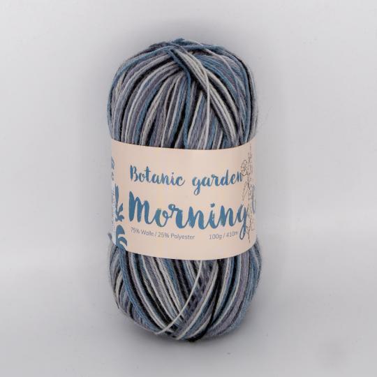 「PLUS WOOL（プラスウール）」ボタニックガーデンシリーズのソックヤーン。モーニンググローリー（Morning Glory / 朝顔）をイメージした、ダークグレー、ライトグレー、ブルーの段染め（グラデーション）カラーの毛糸玉。
