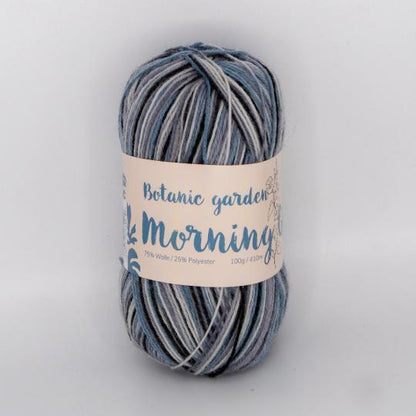 「PLUS WOOL（プラスウール）」ボタニックガーデンシリーズのソックヤーン。モーニンググローリー（Morning Glory / 朝顔）をイメージした、ダークグレー、ライトグレー、ブルーの段染め（グラデーション）カラーの毛糸玉。