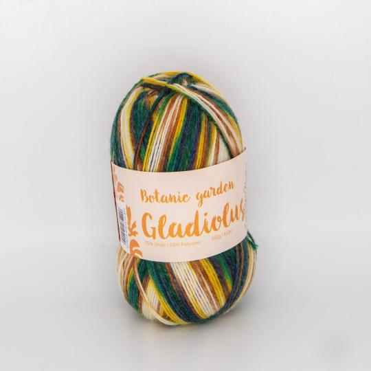 「PLUS WOOL（プラスウール）」ボタニックガーデンシリーズのソックヤーン。グラジオラス（Gladiolus）をイメージした、イエロー、グリーン、ダークブルーのマルチカラー段染め（グラデーション）毛糸玉。