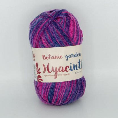 「PLUS WOOL（プラスウール）」ボタニックガーデンシリーズのソックヤーン。ヒヤシンス（Hyacinth）をイメージした、パープル、ピンク、ブルーのマルチカラー段染め（グラデーション）毛糸玉。