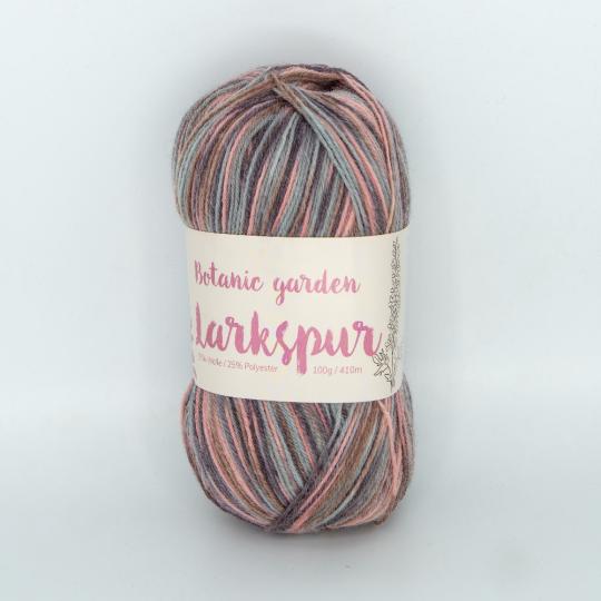 「PLUS WOOL（プラスウール）」ボタニックガーデンシリーズのソックヤーン。ラークスパー（飛燕草/Larkspur）をイメージした、ピンク、グリーン、グレーのマルチカラー段染め（グラデーション）毛糸玉。