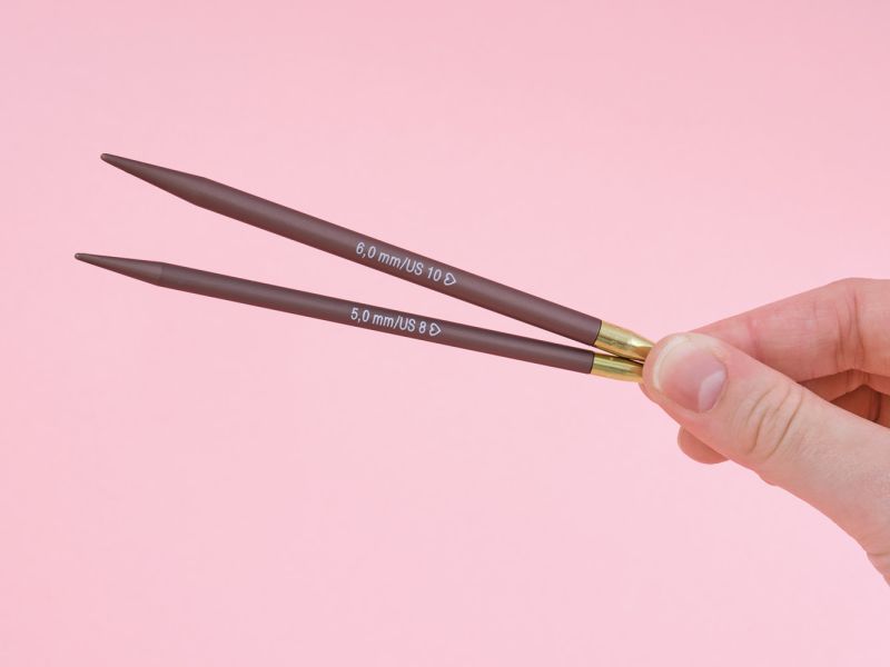 手に持たれたaddi Mysticメタル輪針の針先とサイズ刻印画像