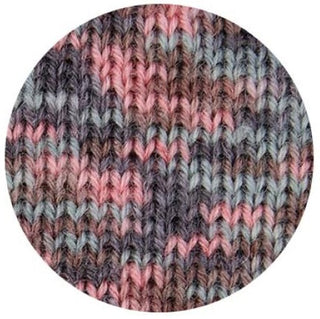 「PLUS WOOL（プラスウール）」ボタニックガーデン ラークスパー（飛燕草/Larkspur）の毛糸で編んだ靴下の編み地サンプル。ピンク、ブラウン、グレーの模様の出方を示す完成イメージ画像。