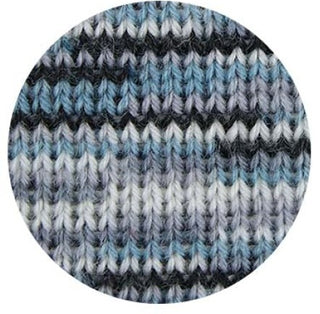 「PLUS WOOL（プラスウール）」ボタニックガーデンシリーズのソックヤーン。モーニンググローリー（Morning Glory / 朝顔）をイメージした、ダークグレー、ライトグレー、ブルーの段染め（グラデーション）カラーの毛糸玉。編地｜やお工房
